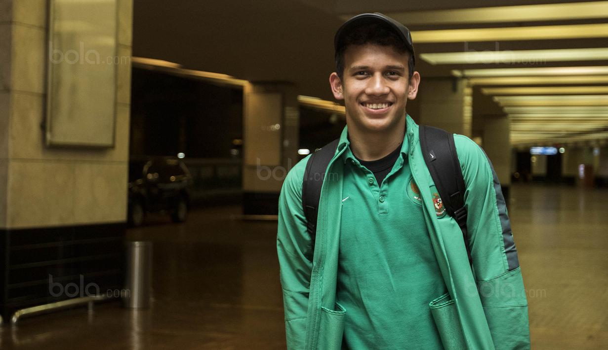 Gelandang Timnas Indonesia U-19, Egy Maulana Vikri, saat tiba di Bandara Soetta, Tangerang, Rabu (20/9/2017). Timnas U-19 kembali ke tanah air setelah berhasil meraih peringkat ketiga Piala AFF U-18. (Bola.com/Vitalis Yogi Trisna)