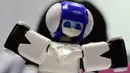Robot dengan tinggi 46cm bernama " Premaid AI " melakukan tarian saat dipamerkan pada pameran Robot Internasional di Tokyo, Jepang,  (2/12). 5.000 diharapkan akan mengunjungi acara ini. (AFP PHOTO/Yoshikazu Tsuno)