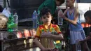 Anak-anak sangat rentan terhadap kondisi kurangnya akses terhadap air bersih, sanitasi, dan perlindungan dari cuaca ekstrem. (MOHAMMED ABED/AFP)