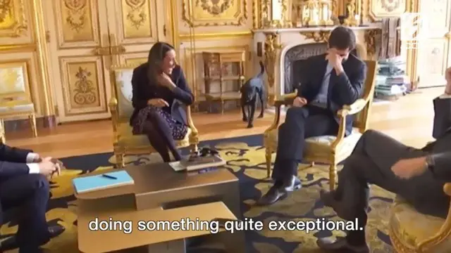 Saat Presiden Prancis sedang rapat dengan para menterinya, tiba-tiba Nemo, anjing sang Presiden kencing di dalam ruangan.