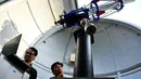 Rukyat merupakan metode penentuan awal bulan Hijriah (seperti Ramadan, Syawal) dengan cara mengamati hilal (bulan sabit muda) secara langsung sesaat setelah matahari terbenam. Tampak dalam foto, petugas observatorium menyiapkan teleskop untuk mengamati bulan menjelang Idul Fitri sekaligus menandai berakhirnya bulan suci Ramadan1447 Hijriah melalui teleskop di kantor observatorium, pantai Lhoknga, Aceh pada Kamis 19 Maret 2026. (CHAIDEER MAHYUDDIN/AFP)