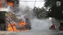 Petugas pemadam kebakaran berusaha memadamkan api yang melalap gudang di Jalan Kampung Bandan, Ancol, Jakarta Utara, Kamis (5/7). Kebakaran ini terjadi di dekat tempat wisata Kota Tua. (Liputan6.com/Faizal Fanani)