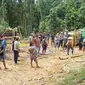 Warga Kampung Merasa, Kecamatan Kelay, Kabupaten Berau, Kalimantan Timur mendatangi dan menghentikan aktivitas eksplorasi batu bara, Selasa (23/7/2024). Namun perusahaan mengklaim kawasan tersebut merupakan Kawasan Budidaya Kehutanan (KBK). (foto:istimewa)