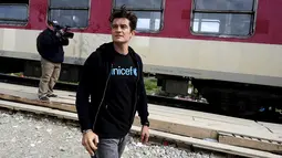 Duta UNICEF, Aktor Orlando Bloom mengunjungi dari kamp transit migran di Gevgelija, Makedonia, di mana migran berkumpul setelah memasuki negara itu dengan menyeberangi perbatasan dengan Yunani, 29 September 2015. (REUTERS/Ognen Teofilovski)