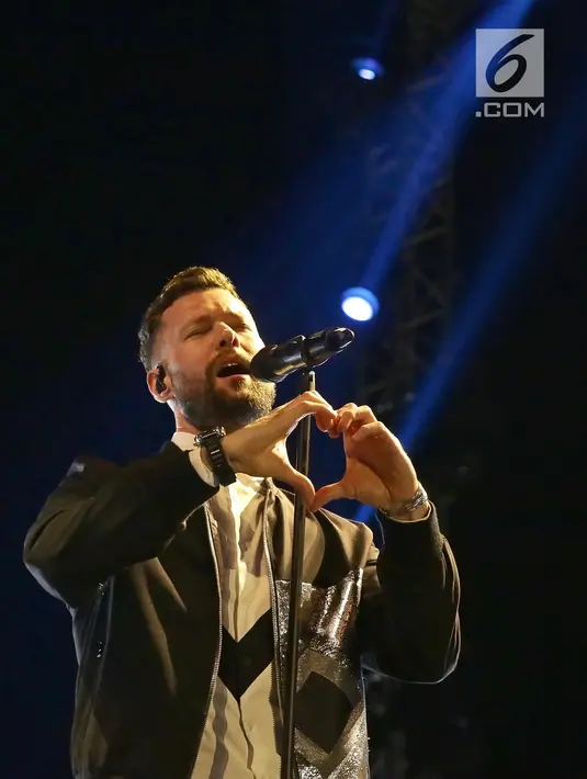 Aksi panggung penyanyi solo asal Inggris, Calum Scott selama Prambanan Jazz Festival 2019 di Komplek Taman Wisata Candi Prambanan, Jumat (5/7/2019). Calum Scott menghentak panggung PJF 2019 lewat lantunan lagu Only Human. (Fimela.com/Bambang E. Ros)