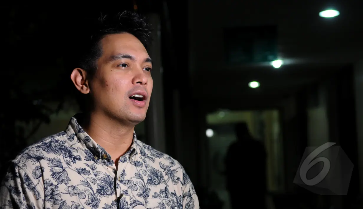 Vokalis Ada Band, Donnie Sibarani saat berbincang dengan Liputan6.com di RS Bersalin Asih Jakarta, Selasa (21/4/2015). Donnie baru saja dikaruniai seorang putra pada 18 April lalu yang diberi nama Kent Leopold Sibarani. (Liputan6.com/Faisal R Syam)