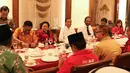Presiden RI, Joko Widodo (tengah) saat melakukan pertemuan dengan pimpinan partai politik pendukung di Pilpres 2019, Jakarta, Kamis (9/8). Pertemuan membahas koalisi jelang pendaftaran bakal Capres/Cawapres Pilpres 2019. (Liputan6.com/Helmi Fithriansyah)