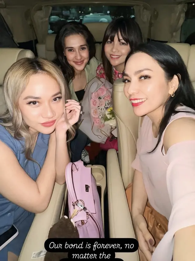 Tampilan Bunga Citra Lestari saat Acara Sekolah Putranya. [@itsmebcl]