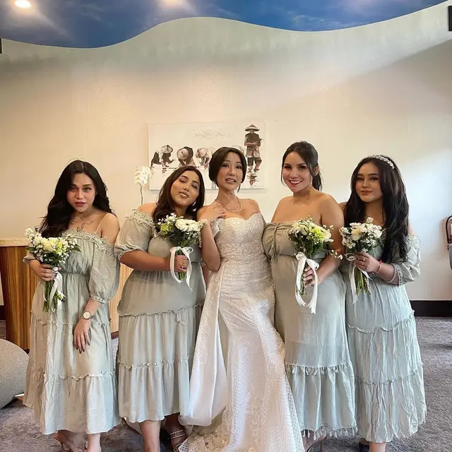 6 Potret Bridesmaid Lucinta Luna di Hari Pertunangan, Tak Kalah Memesona