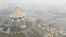 Foto udara memperlihatkan kabut asap menyelimuti kawasan di sekitar gedung Dewan Undangan Negeri Sarawak di Kuching, Malaysia, Selasa, 1 September 2026. (AFP)