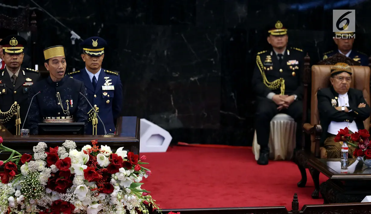 Presiden Jokowi saat menyampaikan Pidato pada Sidang Tahunan  DPR/DPD di kompleks Parlemen Senayan, Jakarta, Rabu (16/8) Sidang mendengarkan Pidato kenegaraan  Jokowi menyambut HUT ke-72 Kemerdekaan RI. (Liputan6.com/ Johan Tallo)