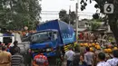 Perjalanan KRL Commuter Line terganggu akibat truk menabrak tiang LAA (Listrik Aliran Atas) di jalur hilir antara Stasiun Pondok Ranji-Kebayoran dan saat ini masih dalam penanganan petugas. (Liputan6.com/Angga Yuniar)