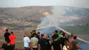 Asap mengepul setelah serangan artileri berat Israel di desa perbatasan Maroun Al-Ras, Lebanon, Minggu (1/9/2019). Militer Lebanon mengatakan pasukan Israel menembakkan sekitar 40 peluru ke perbatasan negaranya. (AP Photo/Mohammed Zaatari)