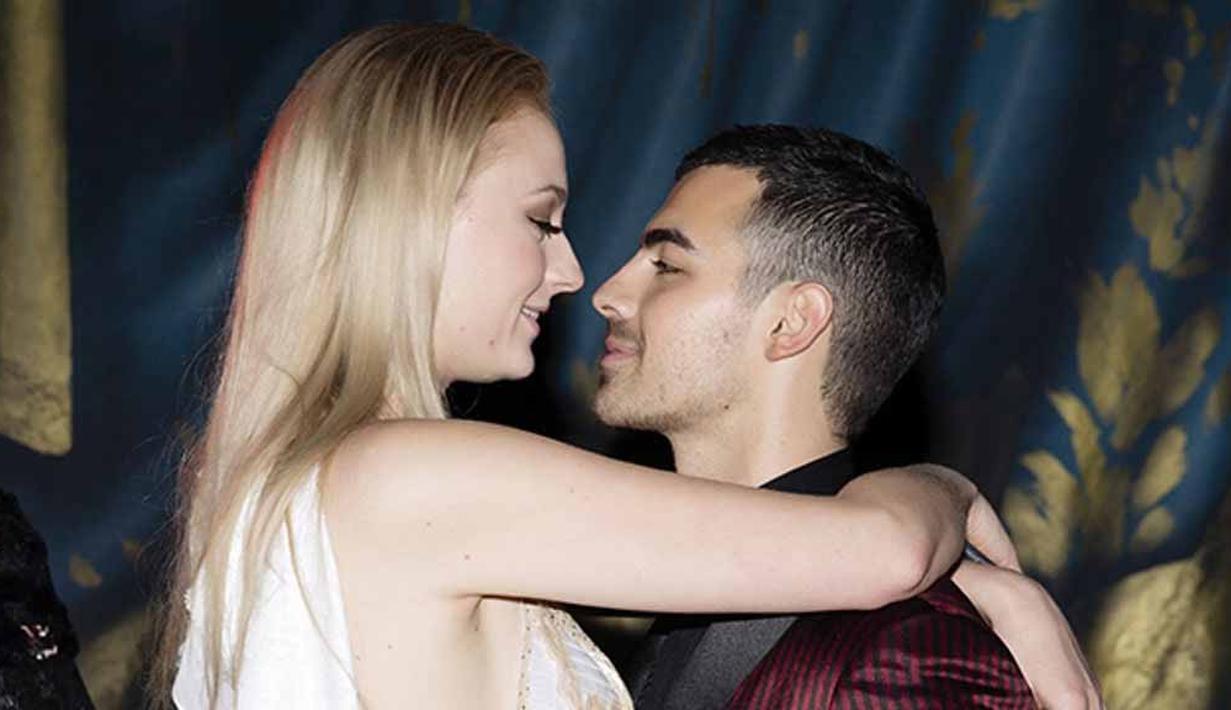 Sophie Turner dan Joe Jonas masih menjadi pusat perhatian publik soal kabar pertunangannya. Namun ternyata, di balik itu ada cerita mengenai kisah pertemuan mereka yang katanya berawal dari satu judul film yang sama. (rex/shutterstock/hollywoodlife)