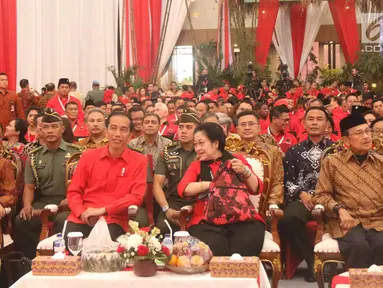 Presiden Jokowi (ketiga kanan), Wapres Jusuf Kalla (kiri), Presiden ke-3 BJ Habibie (kanan) dan Ketum PDIP Megawati Soekarnoputri (kedua kanan) saat Rakornas Tiga Pilar PDI Perjuangan di ICE BSD, Tangerang Selatan, (16/12). (Liputan6.com/Angga Yuniar)