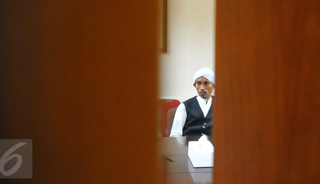 Pemimpin Pandawa Group dan Koperasi Simpan Pinjam (KSP), Salman Nuryanto saat di periksa Tim Satgas Waspada Investasi Otoritas Jasa Keuangan (OJK) di Jakarta, Senin (28/11). (Liputan6.com/Angga Yuniar)