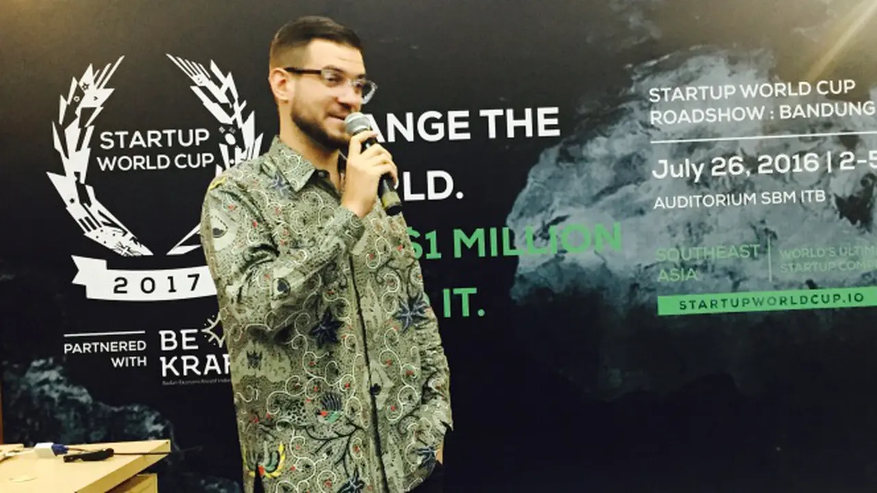 Jeff Quigley, SEA Regional Manager Fenox, saat akan mengumumkan pemenang dalam roadshow Kota Bandung dalam helatan Startup World Cup (SWC)-Badan Ekonomi Kreatif (BEKRAF), Selasa (26-7-2016). Liputan6.com/Muhammad Sufyan
