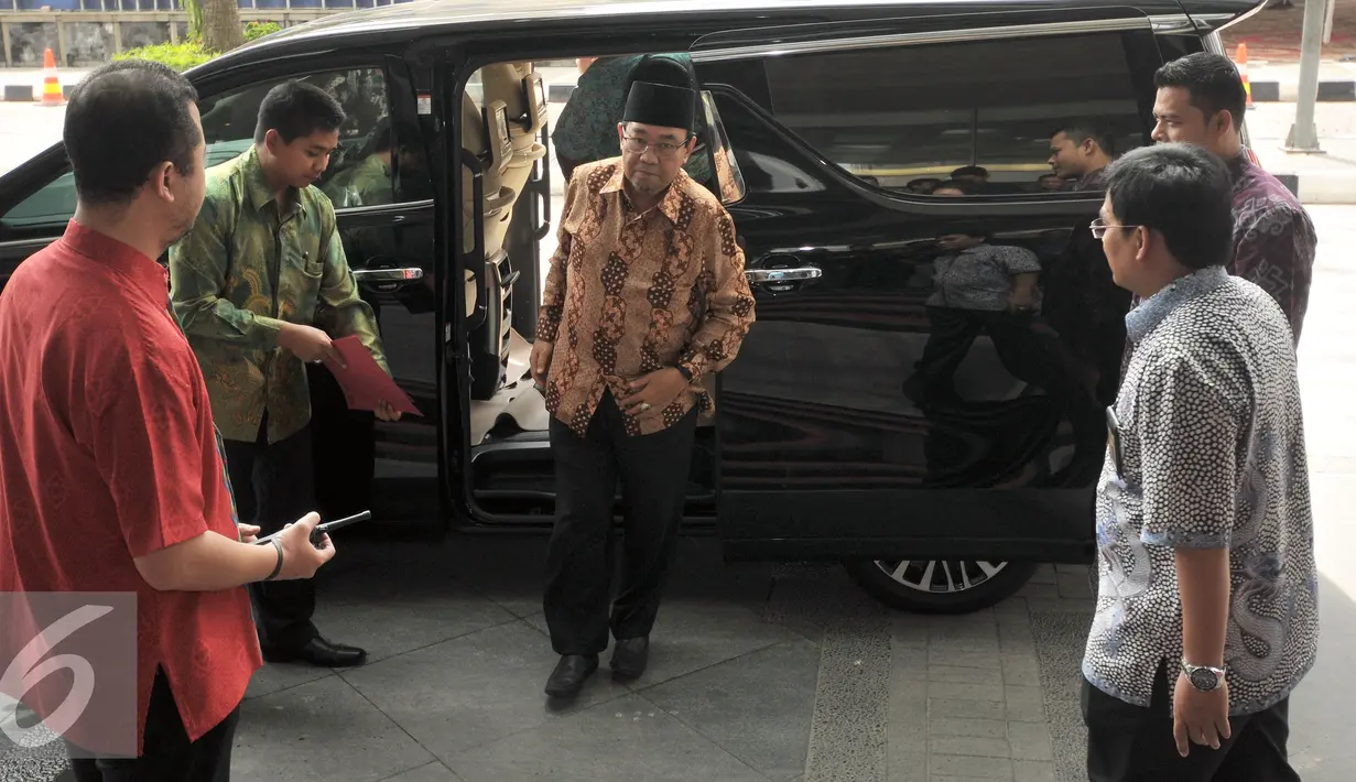 Ketua BPK RI, Harry Azhar Azis (tengah) saat tiba di Kantor Dirjen Pajak, Jakarta, Jumat (15/4/2016). Harry dipanggil untuk melakukan klarifikasi SPT SPT Tahunan PPh. (Liputan6.com/Helmi Fithriansyah)