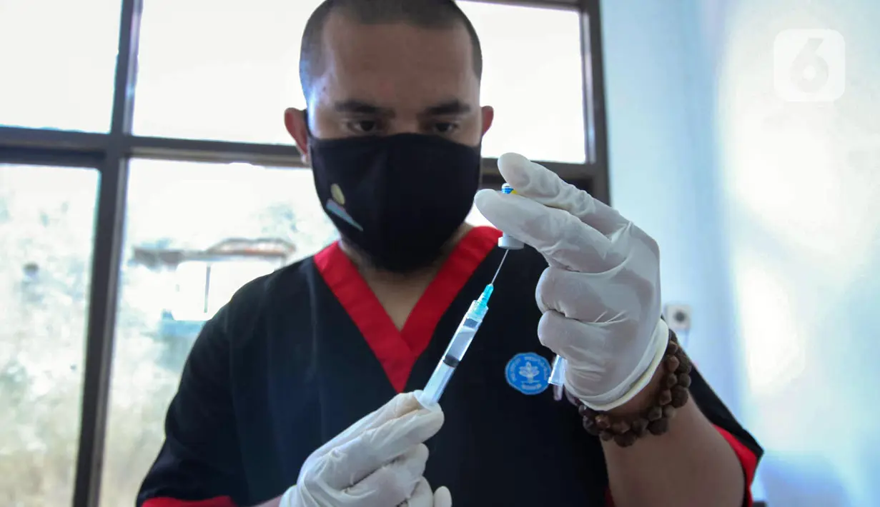 Petugas menyiapkan vaksin antirabies untuk disuntikkan kepada hewan di Pusat Kesehatan Hewan (Puskeswan) Kota Tangerang, Banten, Rabu (3/3/2021). Sebanyak 500 hewan mendapat vaksin antirabies yang diberikan oleh Pemerintah Kota Tangerang melalui Dinas Ketahanan Pangan. (Liputan6.com/Angga Yuniar)