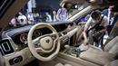 Pengunjung melihat interior mobil limosin Aurus Senat milik Presiden Rusia Vladimir Putin yang dipamerkan di Moscow International Motor Show di Moskow (29/8). (AFP Photo/Alexander Nemenov)