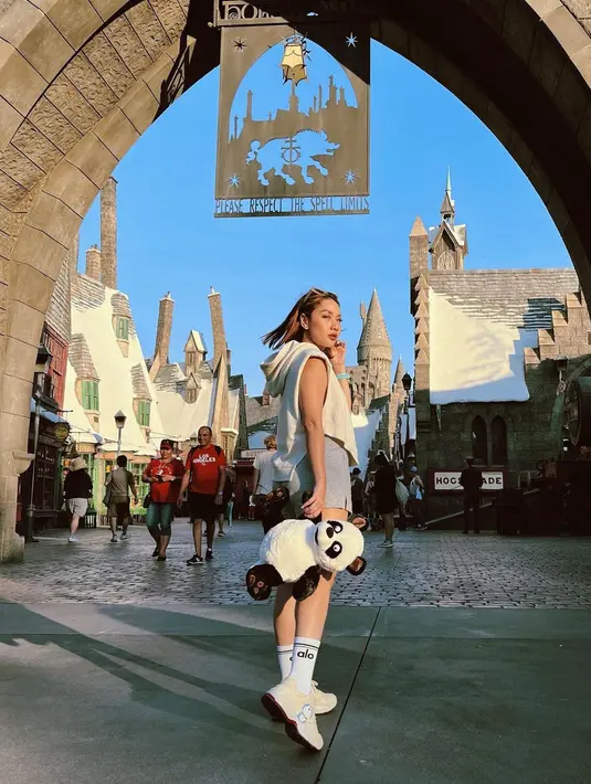 <p>Berpakaian santai, Bunga mengenakan hoodie tanpa lengan dan celana pendek yang terlihat nyaman. Sneakers putih yang digunakan melengkapi outfitnya yang santai namun tetap stylish. [Intagram/bclsinclair]</p>