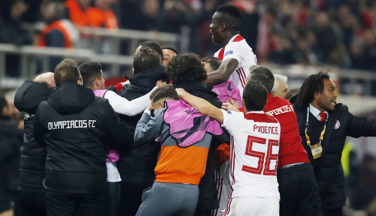 Para pemain Olympiakos merayakan kemenangan atas AC Milan pada laga Europa di Stadion Georgios Karaiskakis, Athena, Kamis (13/12). Olympiakos menang 3-1 atas AC Milan. (AP/Thanassis Stavrakis)