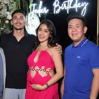 Jessica Iskandar tampak berpose di sebelah Steven, pelaku penipuan yang terjadi pada dirinya. [Foto: instagram/inijedar]