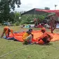 Petugas BPBD Jatim membangun tenda pengungsian untuk korban gempa di Bawean. (Istimewa)