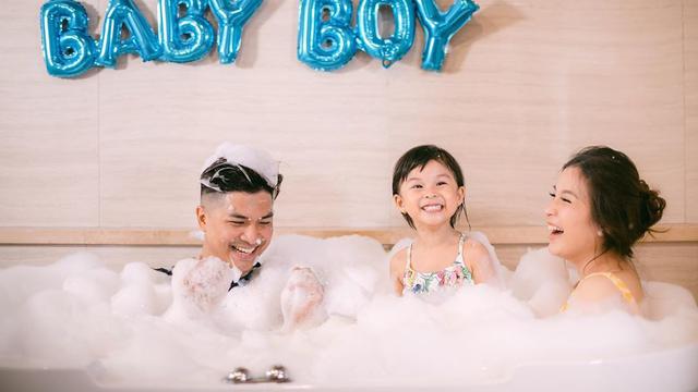 Siap Sambut Anak Laki-Laki, Ini 6 Potret Keluarga Kecil Glenn Alinskie dan Chelsea Olivia