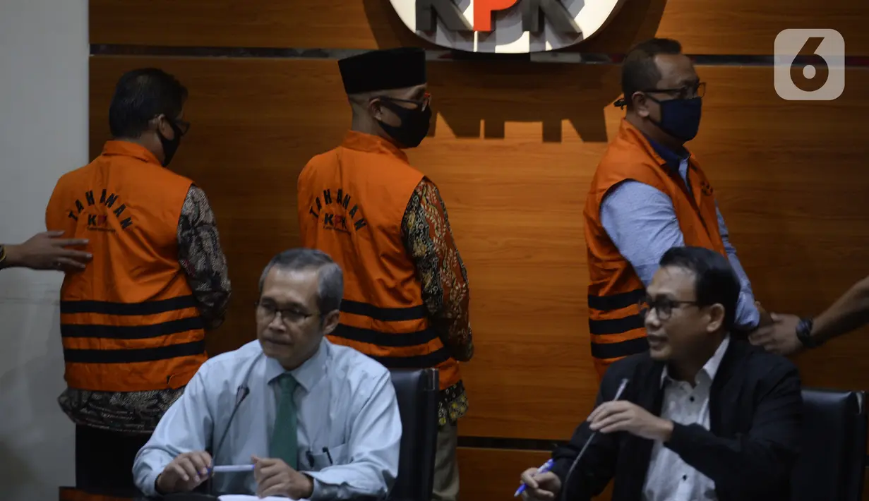 Juru Bicara KPK Ali Fikri (kanan) menyampaikan keterangan terkait penahanan mantan pimpinan DPRD Jambi di Gedung KPK, Jakarta, Selasa (23/6/2020). KPK menahan Cornelis Buston, AR Syahbandar, dan Chumaidi Zaidi terkait dugaan suap pengesahan RAPBD Provinsi Jambi Tahun 2018. (merdeka.com/Dwi Narwoko)