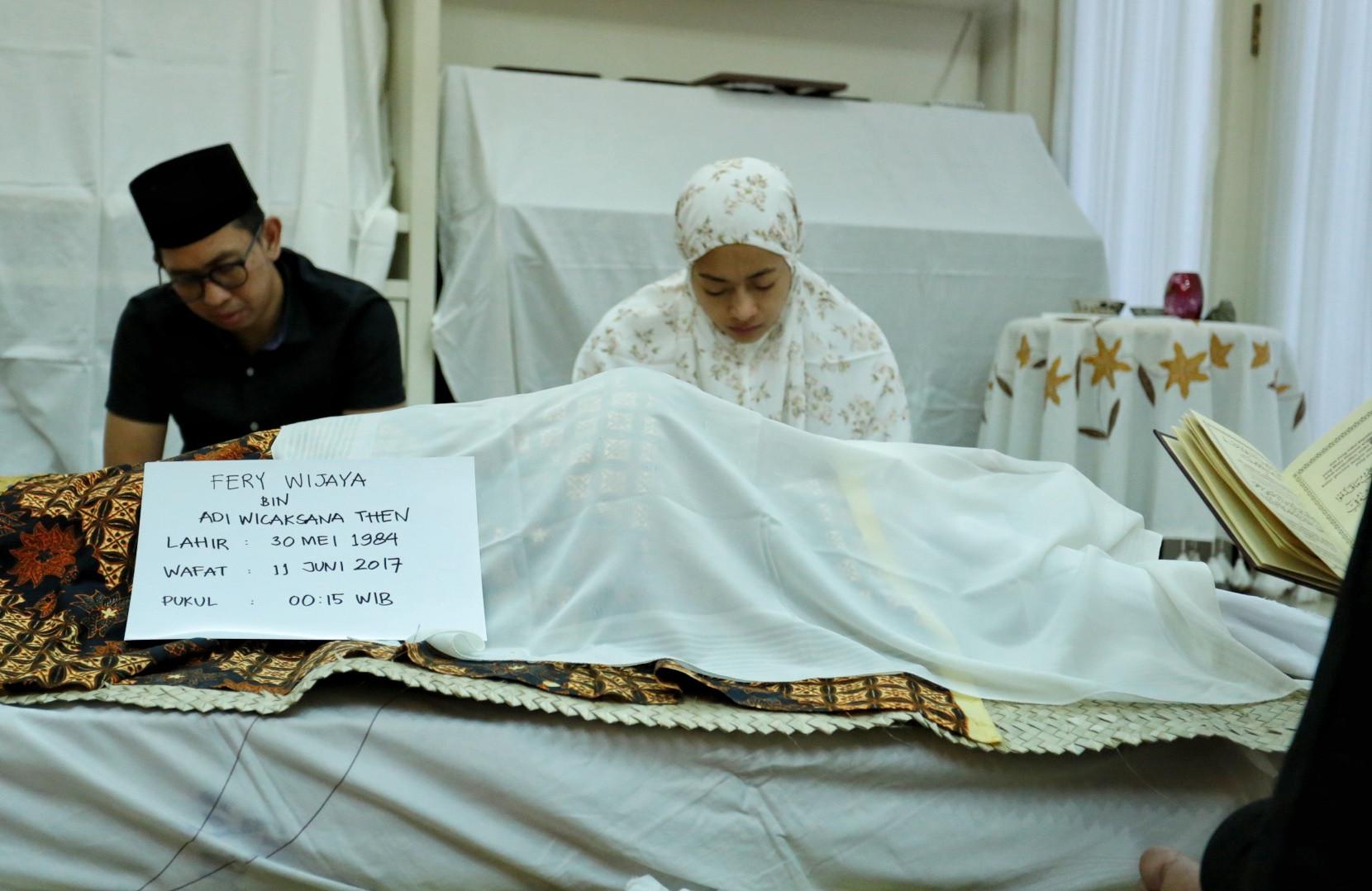 Suasana Rumah Duka Alm. Fery Wijaya (Suami Ririn Ekawati) (Adrian Putra/bintang.com)