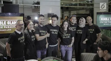 Sejumlah aktor dan aktris yang tergabung dalam Geng Humble Glam berfoto bersama saat ditemui dikawasan Jakarta, Rabu (28/3). (Liputan6.com/Faizal Fanani)