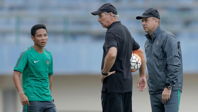 Alfred Riedl berbincang dengan Evan Dimas saat menjalani latihan Timnas Indonesia di Stadion Manahan Solo Jawa Tengah, Sabtu (23/9/2016).  (Bola.com/Peksi Cahyo)