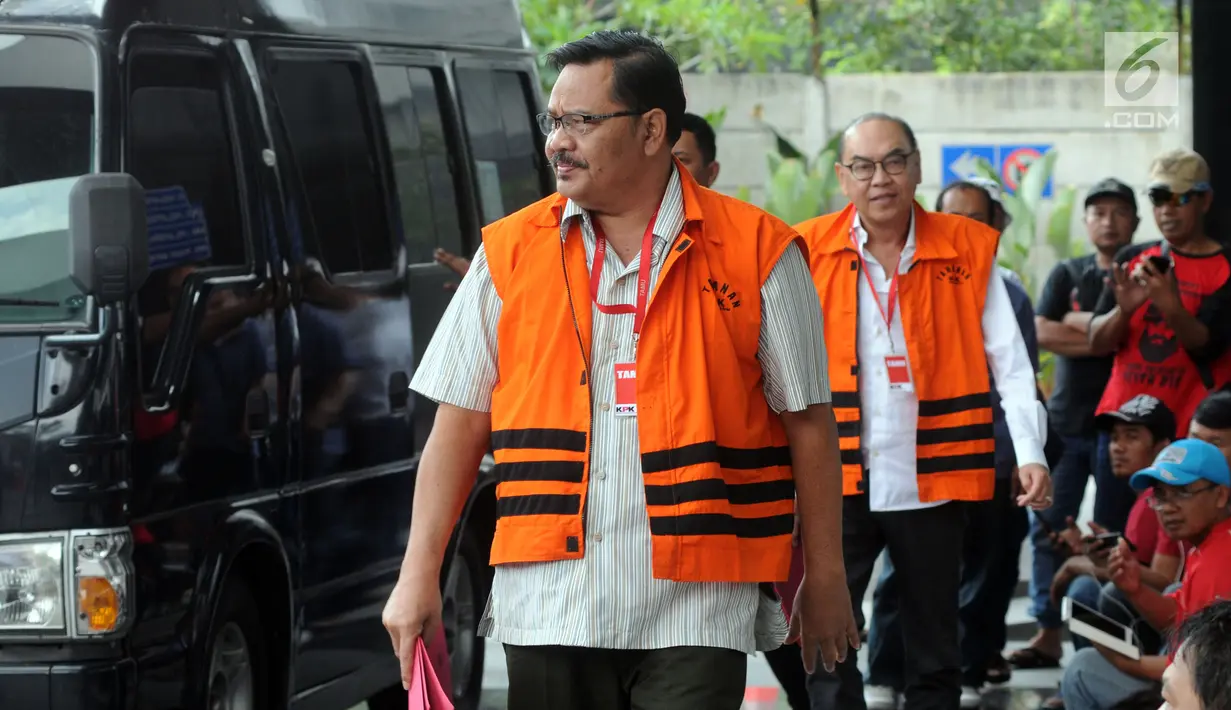 Kadis PUPR Kab Tulungagung nonaktif Sutrisno dan pemegang saham Blackgold Natural Resources Limited, Johannes Budisutrisno Kotjo tiba di KPK, Jakarta, (6/9). Sutrisno diperiksa terkait suap proyek di wilayah Kab Tulungagung. (Merdeka.com/Dwi Narwoko)