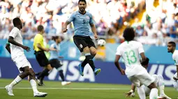 Penyerang Uruguay, Luis Suarez melompat selama pertandingan kedua Grup A melawan Arab Saudi di Rostov Arena, Rostov-on-Don, Rabu (20/6). Gol tunggal Suarez memastikan Uruguay lolos ke babak 16 besar Piala Dunia 2018. (AP/Andrew Medichini)