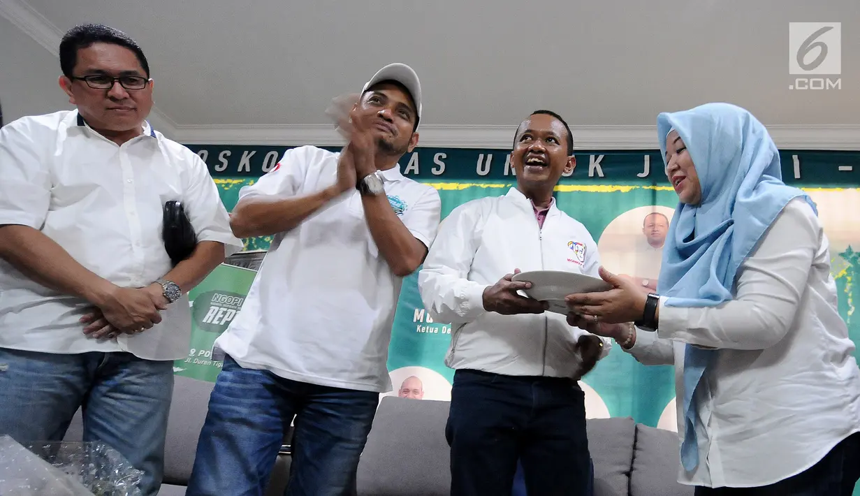 Ketua Dewan Pembina Repnas, Bahlil Lahadalia (kedua kanan) saat menghadiri syukuran menyambut kemenangan Jokowi-Ma'ruf Amin di Jakarta, Sabtu (20/4). Syukuran kemenangan digelar berdasarkan pantauan hitung cepat tim internal yang memenangkan pasangan nomor urut 01. (Liputan6.com/Herman Zakharia)