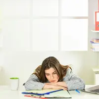 Ilustrasi perempuan FOMO/copyright shutterstock/Just dance