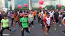 Peserta sosialisasi pelaksanaan Brimob run 2017 di Bundaran HI, Jakarta, Minggu (5/11). Brimob akan menggelar lomba lari dalam rangka memperingati HUT-nya ke-72, 3 Desember 2017 mendatang. (Liputan6.com/Angga Yuniar)