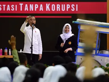 Presiden Joko Widodo (kiri) berbincang dengan murid seusai menyaksikan drama bertajuk Prestasi Tanpa Korupsi di SMKN 57 Jakarta, Jakarta Selatan, Senin (9/12/2019). Kegiatan tersebut dalam rangka memperingati Hari Antikorupsi Sedunia. (Liputan6.com/Biropres Kepresidenan)