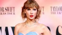 Taylor Swift menghadiri acara gala premiere film Taylor Swift: The Eras Tour di AMC The Grove, Los Angeles, California, Amerika Serikat, Rabu (11/10/2023). Taylor Swift mengejutkan para penggemarnya ketika menghadiri acara tersebut. (Matt Winkelmeyer/Getty Images/AFP)
