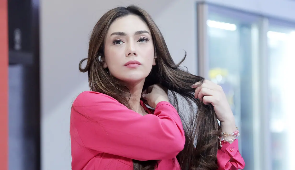 Ditemani Celine Evangelista yang berperan sebagai Store Manager dan Leo Consul sebagai security. Menambah keseruan bagi Uya Kuya yang memandu acara Supermarket Sweep Indonesia. [Foto: Bambang E Ros/Fimela.com]