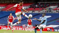 Striker Arsenal, Pierre-Emerick Aubameyang, mengontrol bola saat melawan Manchester City pada laga Piala FA di Stadion Wembley, Sabtu (18/7/2020). Arsenal menang 2-0 atas Manchester City. (AP Photo/Matt Childs,Pool)