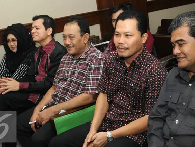 Dandung Pamularno (kedua kanan) dan Sudi Wantoko (tengah) jelang sidang pembacaan dakwaan di Pengadilan Tipikor, Jakarta, Rabu (22/6). Keduanya diduga melakukan penyuapan kepada Kepala Kejati DKI Jakarta. (Liputan6.com/Helmi Afandi)