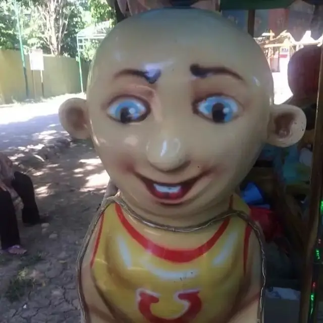 6 Patung Kartun Ini Bentuknya Absurd, Enggak Habis Pikir