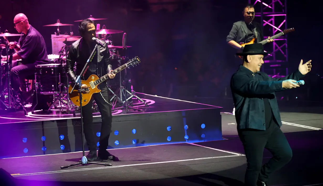 Grup band Padi Reborn saat tampil dalam Konser Dua Delapan yang digelar di Tennis Indoor, Gelora Bung Karno, Senayan, Jakarta, Sabtu (31/1/2026) malam. Grup band legendaris Padi Reborn sukses memukau ribuan penggemar dalam Konser Dua Delapan. (Kapanlagi.com/Budy Santoso)