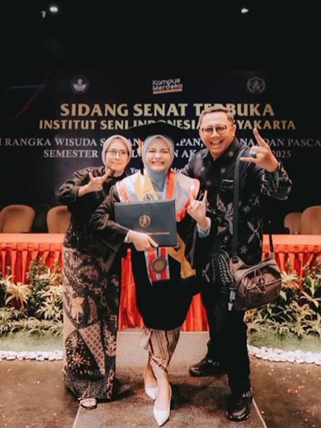 6 Potret Wisuda Salma Salsabil dari ISI Jogja, Raih Gelar Sarjana Terapan Seni