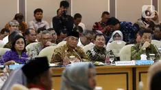 (kiri-kanan) Menkeu Sri Mulyani, Menko PMK Muhadjir Effendy, Menkes Terawan Agus Putranto, Mensos Juliari P Batubara saat rapat kerja gabungan bersama BPJS dan DPR di Kompleks Parlemen, Jakarta, Selasa (18/2/2020). Rapat di antaranya membahas kenaikan iuran BPJS Kesehatan. (Liputan6.com/Johan Tallo)