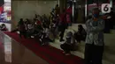Pegawai berhamburan di luar Gedung Kemenkumham saat terjadi kebakaran, Jakarta, Kamis (8/12/2022). Api mulanya muncul di lantai 5 di mana tempat itu merupakan gudang administrasi arsip sekretariat. (merdeka.com/Imam Buhori)