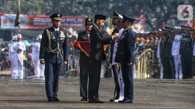 Jokowi Jadi Inspektur Upacara HUT ke-74 TNI