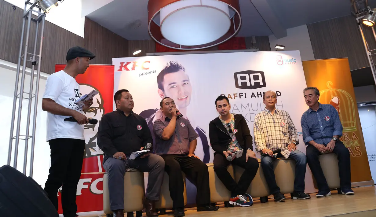Raffi Ahmad dan beberapa orang yang mendukung produksi album barunya (Galih W. Satria/Bintang.com)